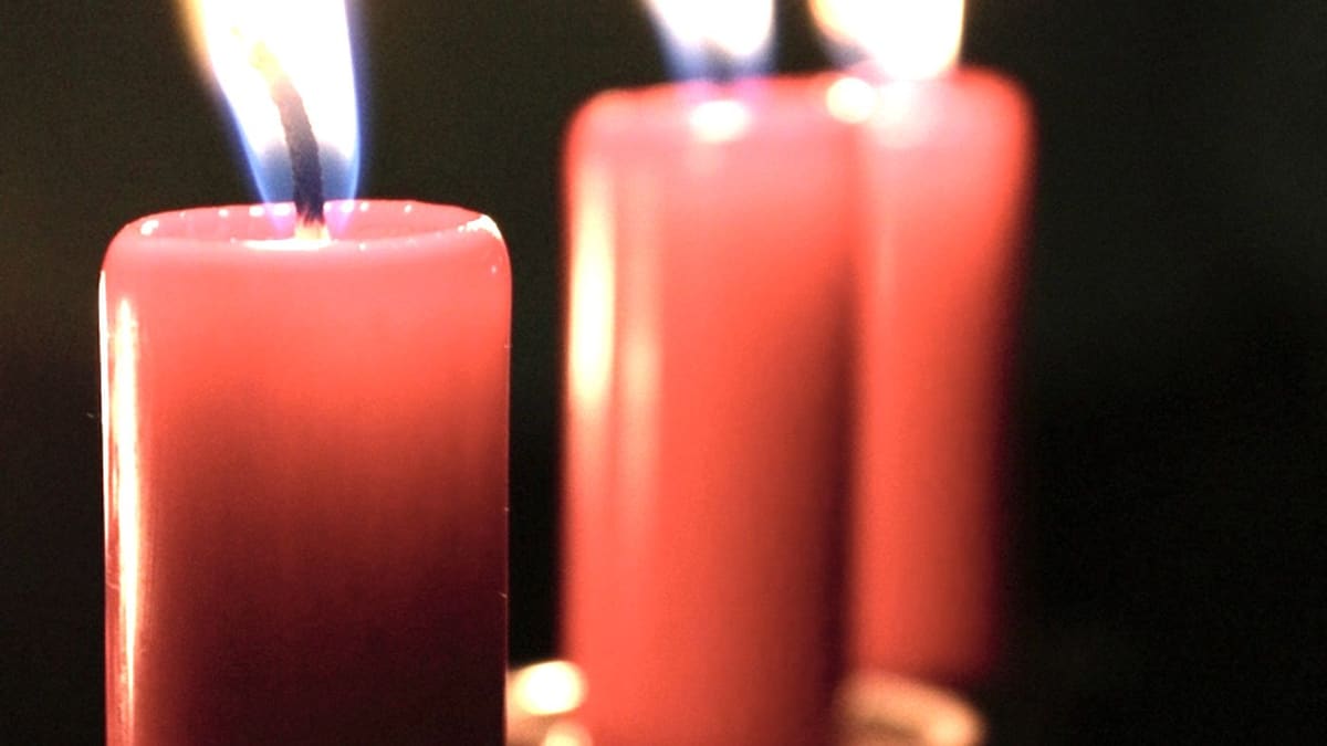 Deux bougies rouges allumées l'une à côté de l'autre