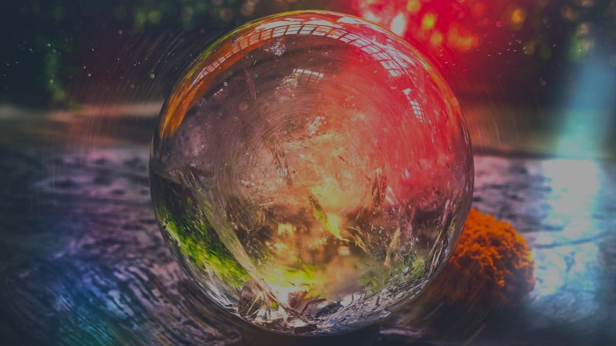 Boule de cristal renvoyant des reflets de couleur